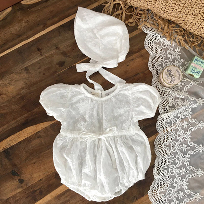 Body en dentelle pour bébé fille avec chapeau assorti et et petit motif