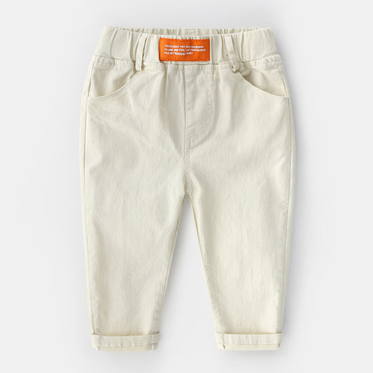 Pantalon chino pour enfant garçon avec étiquette orange sur l'avant