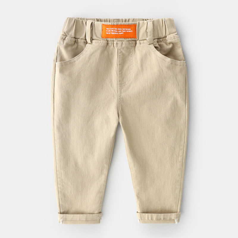 Pantalon chino pour enfant garçon avec étiquette orange sur l'avant