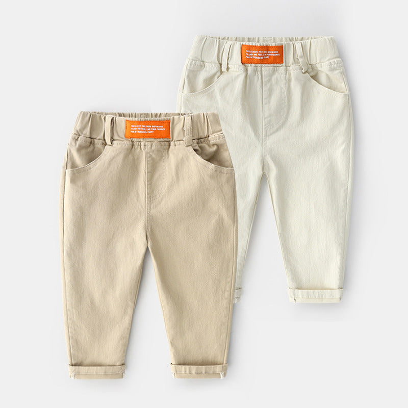 Pantalon chino pour enfant garçon avec étiquette orange sur l'avant